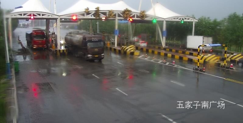 風(fēng)雨中守護(hù)交通命脈的“逆行者”