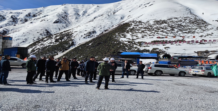 西藏自治區(qū)人民政府副主席任維蒞臨夏貢拉山隧道檢查指導(dǎo)工作