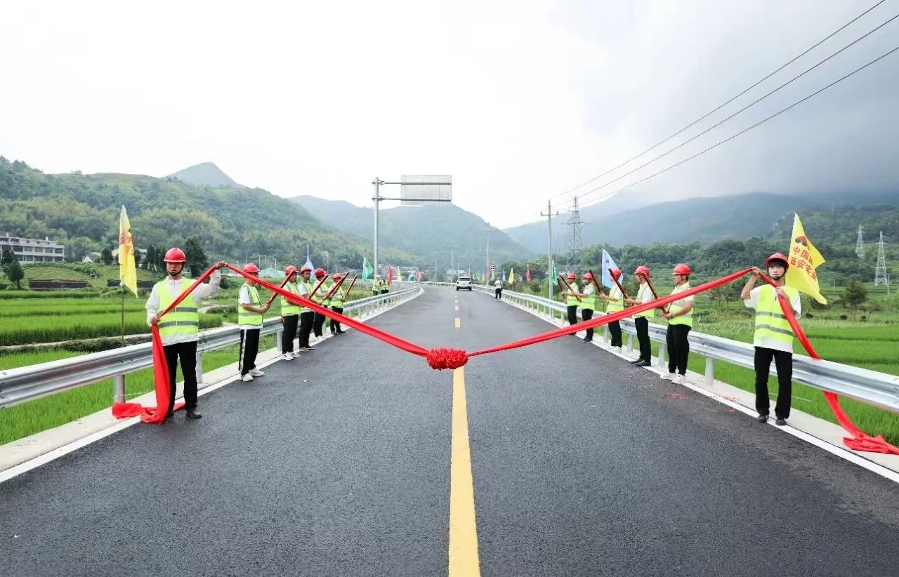 蒼南縣礬山至鳳陽“四好農(nóng)村路”工程通過交工驗收順利通車